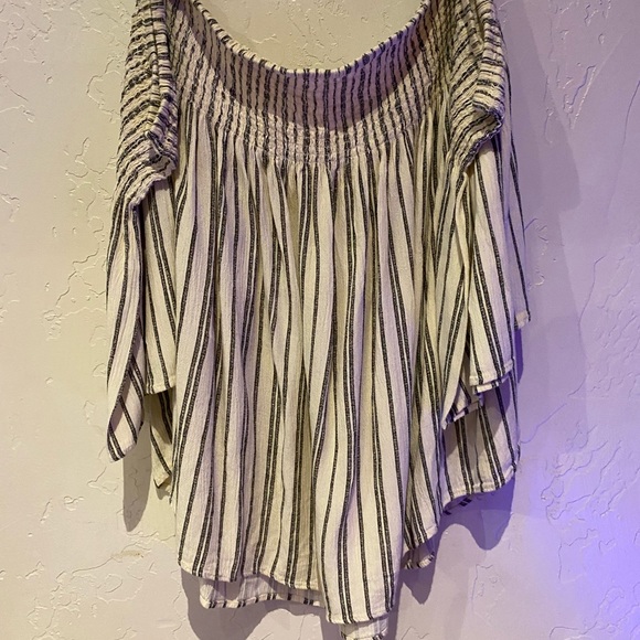 Off the shoulder Billabong shirt 😍 - Picture 5 of 10